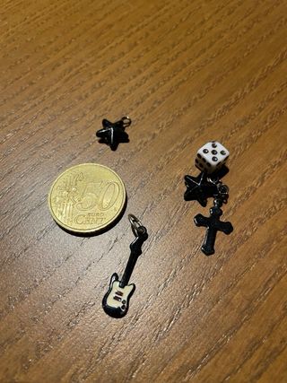 Cadena plateada con colgantes rockeros
