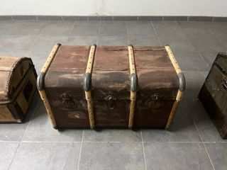 Baúl antiguo madera y metal
