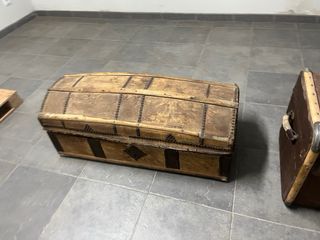 Baúl antiguo madera y metal