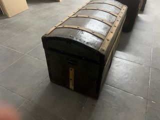 Baúl antiguo madera y metal