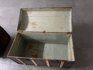 Baúl antiguo madera y metal