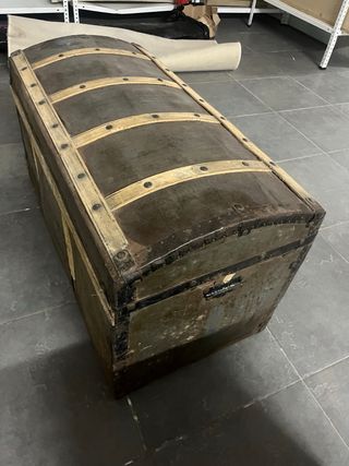 Baúl antiguo madera y metal