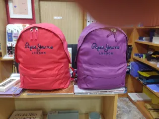 Mochila Pepe Jeans  disponible en Rojo y Morado
