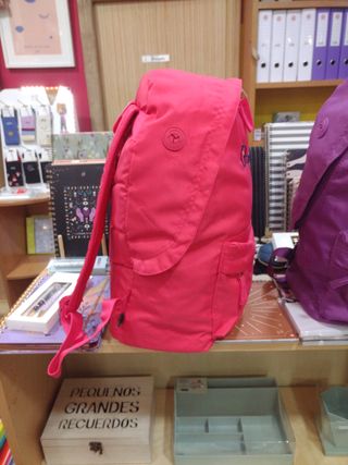 Mochila Pepe Jeans  disponible en Rojo y Morado