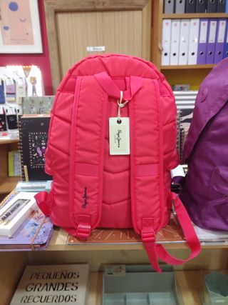 Mochila Pepe Jeans  disponible en Rojo y Morado