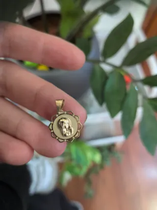 Medalla Virgen Niña Oro