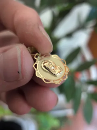 Medalla Virgen Niña Oro