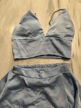 Conjunto celeste satinado dos piezas