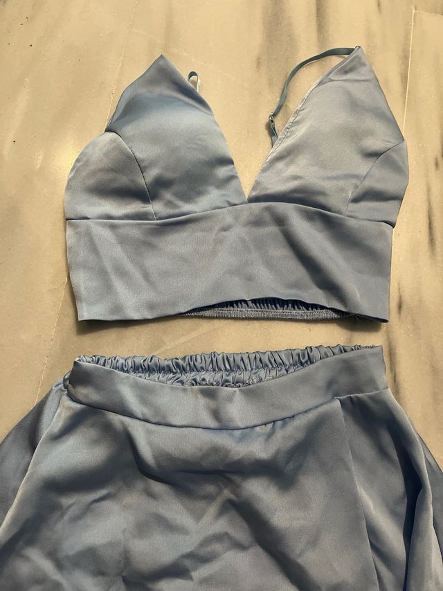 Conjunto celeste satinado dos piezas