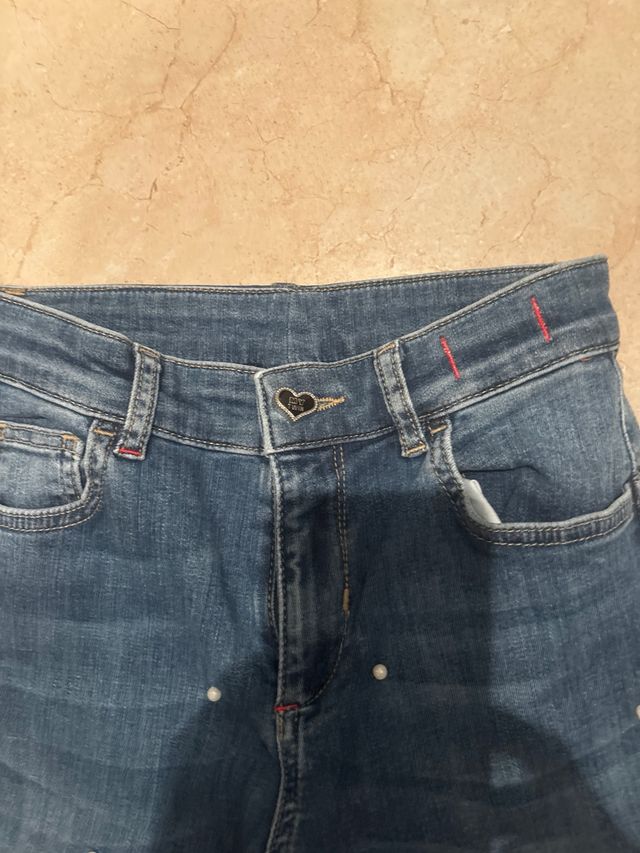 Tejanos Twin Set con perlas