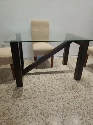 Mesa de salón metálica y cristal y 4 sillas.