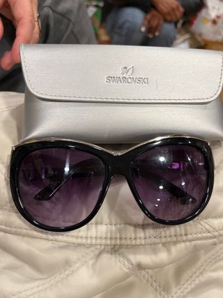 Gafas de sol Swarovski negras y moradas