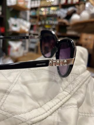 Gafas de sol Swarovski negras y moradas