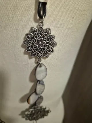 Collar largo plateado y negro