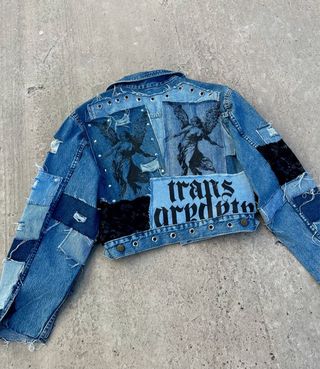 Giacca corta in denim patchwork punk Y2K