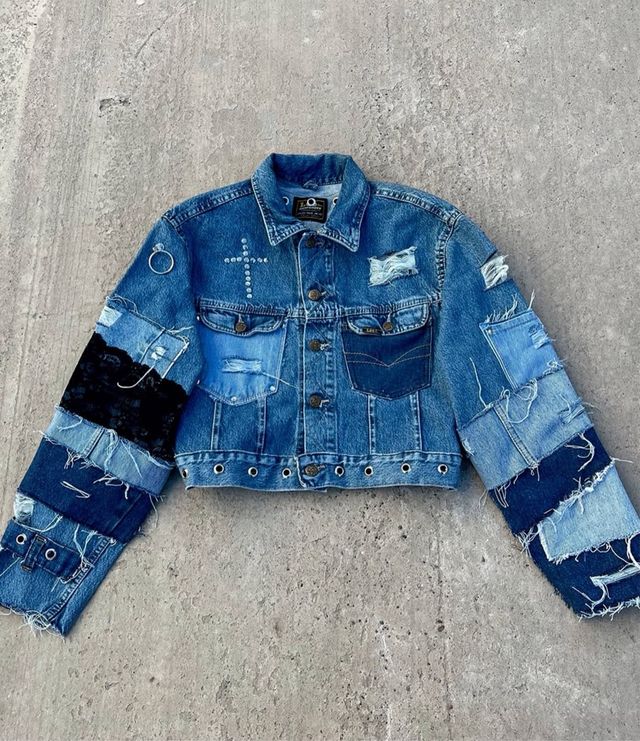 Giacca corta in denim patchwork punk Y2K