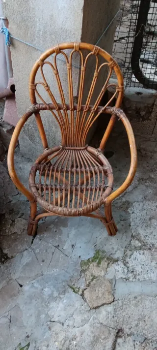 Silla de ratán y madera pequeñita