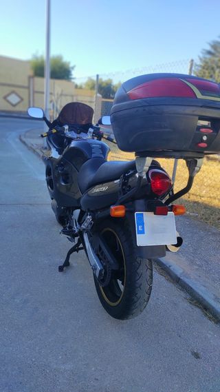 Suzuki GSX 750 F Negra