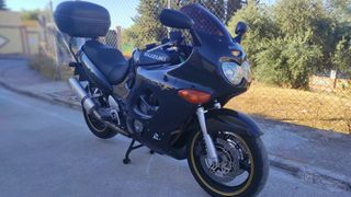 Suzuki GSX 750 F Negra