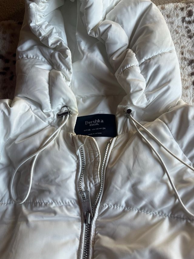 Chaqueta acolchada Bershka blanca