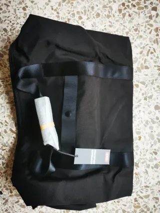Bolsa de viaje TUMI negra. NUEVA.