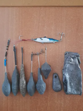 Plomos de pesca variados y usados