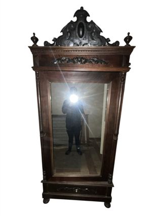 Armario antiguo con espejo