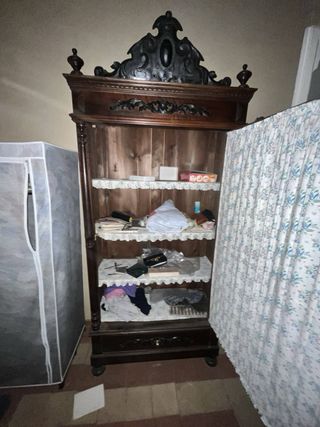 Armario antiguo con espejo