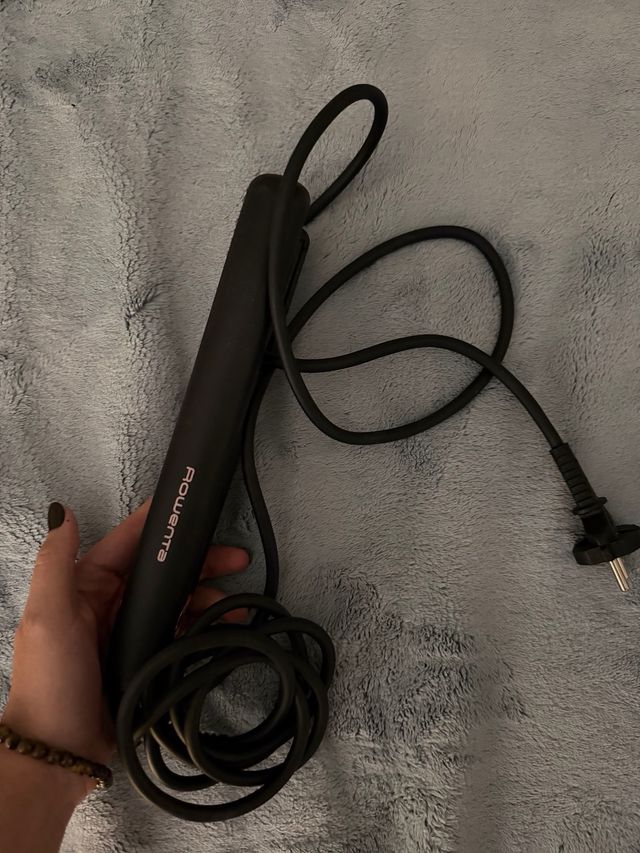 Plancha de pelo negra y dorada