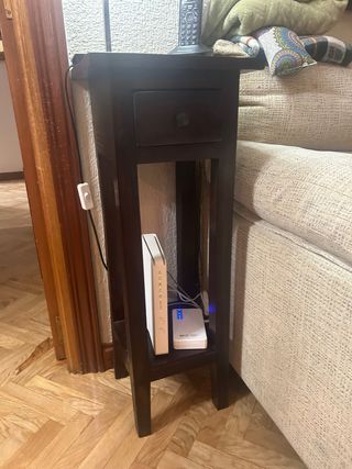 Mesa auxiliar oscura con cajón