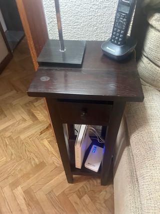 Mesa auxiliar oscura con cajón