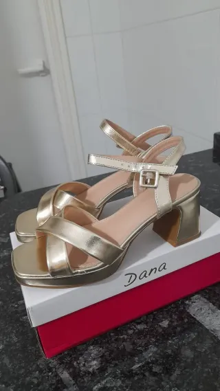Sandalias Dana doradas plataforma tacón