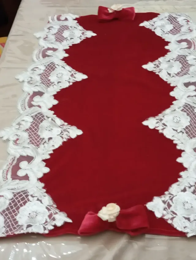 Runner velluto  bordeaux e pizzo bianco rebrodé