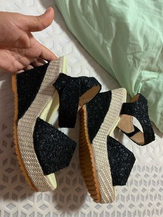 Sandalias cuña negras y beige talla 38