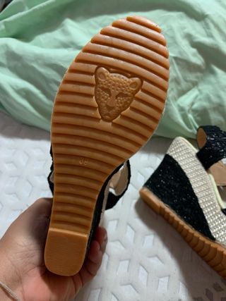 Sandalias cuña negras y beige talla 38