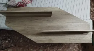 Estantería de madera color beige y marrón