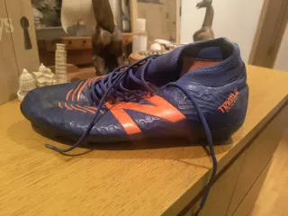 Zapatos de fútbol azul y naranja