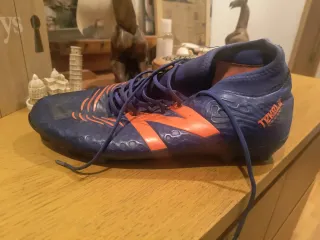 Zapatos de fútbol azul y naranja
