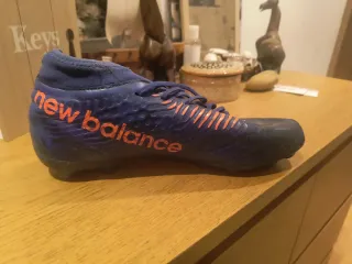 Zapatos de fútbol azul y naranja