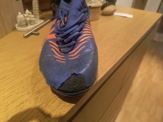 Zapatos de fútbol azul y naranja