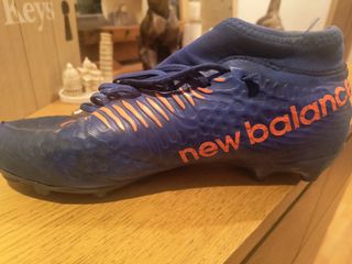 Zapatos de fútbol azul y naranja