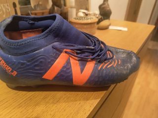 Zapatos de fútbol azul y naranja