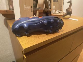 Zapatos de fútbol azul y naranja