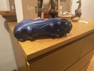 Zapatos de fútbol azul y naranja