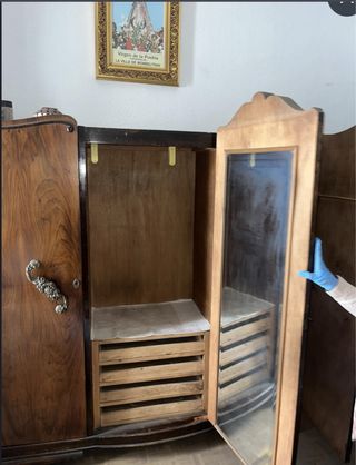 Armario de madera con 3 compartimentos