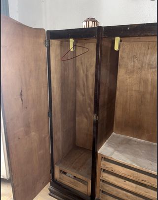 Armario de madera con 3 compartimentos