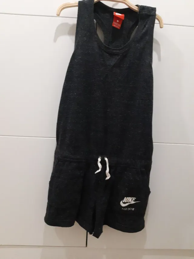 Mono deportivo Nike gris y negro Talla 12-13 de segunda mano por