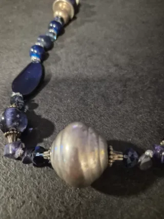 Collar largo plateado y azul