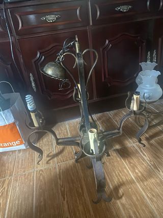 Lámparas antiguas de metal y cristal 25€ cada una.