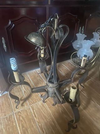 Lámparas antiguas de metal y cristal 25€ cada una.